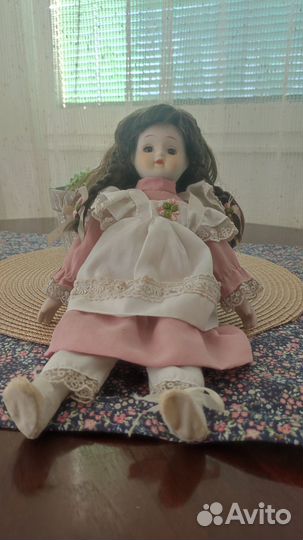 Кукла фарфоровая
