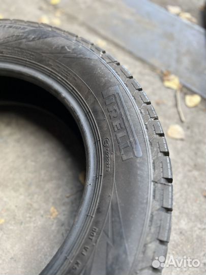 Pirelli Ice Asimmetrico 215/60 R16