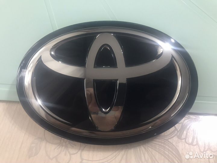 Продам эмблему toyota