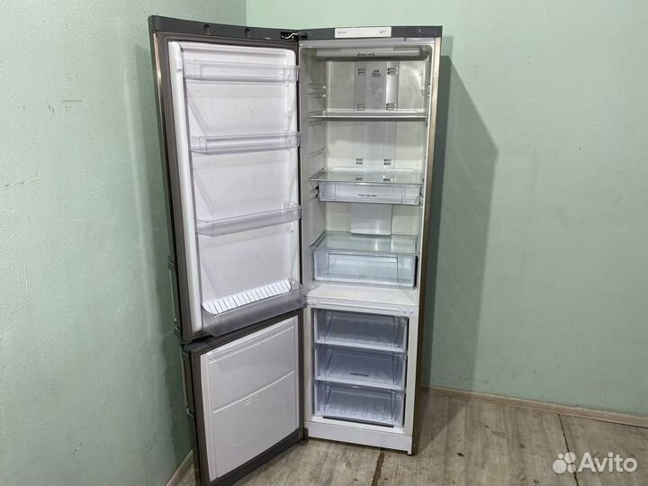Холодильник Hotpoint-Ariston