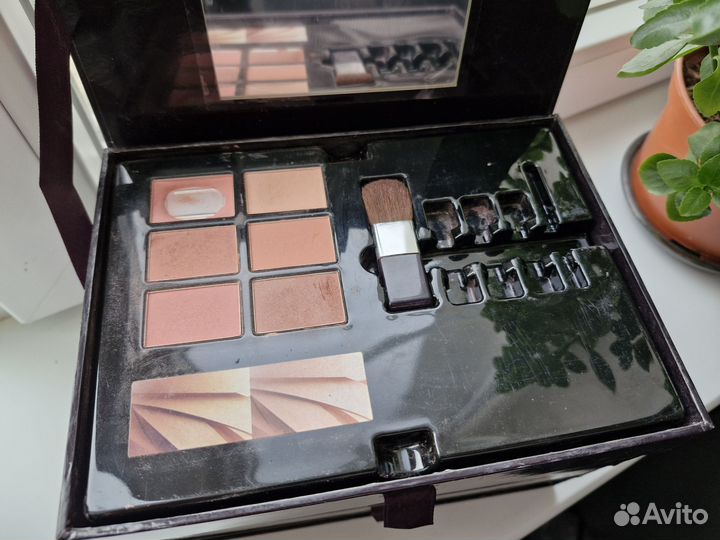 Палитра теней и румян Yves Rocher