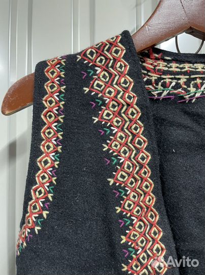 Старинный женский жилет с вышивкой