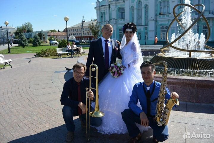 Саксофонист на праздник