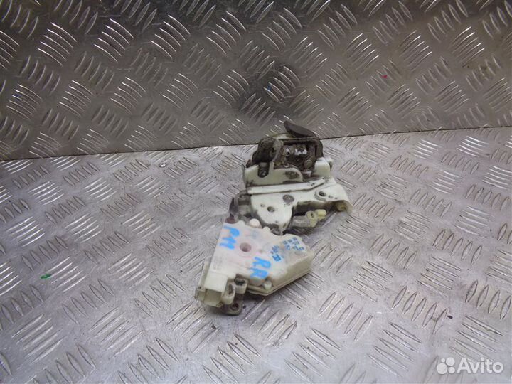 Замок двери задний правый Nissan Primera P11 1998