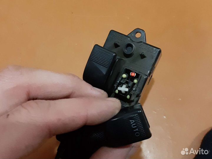 Блок управления стеклоподьемниками