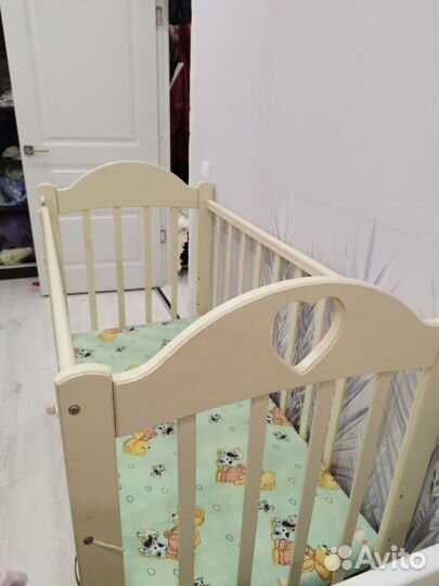 Детская кроватка с маятником и ящиком