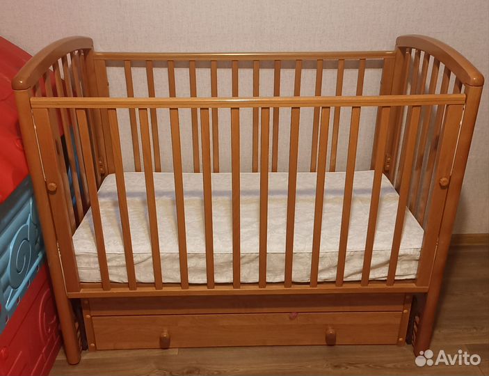 Детская кроватка с маятником