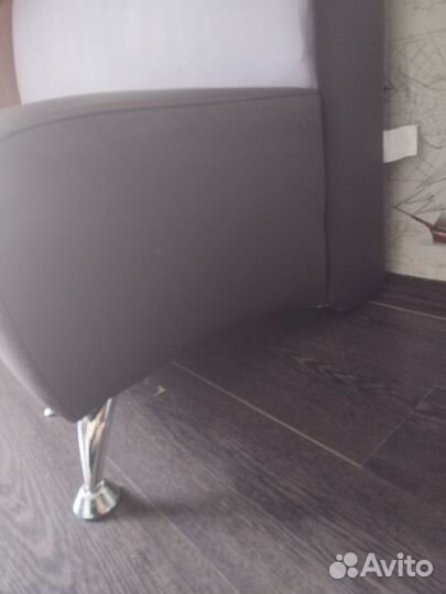 Офисный кожаный диван бу