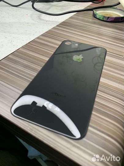 Заднее стекло на iPhone 8