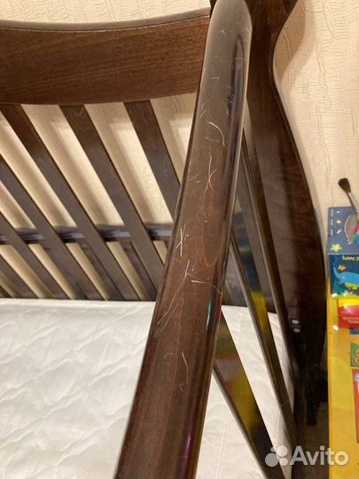 Детская кроватка с продольным маятником