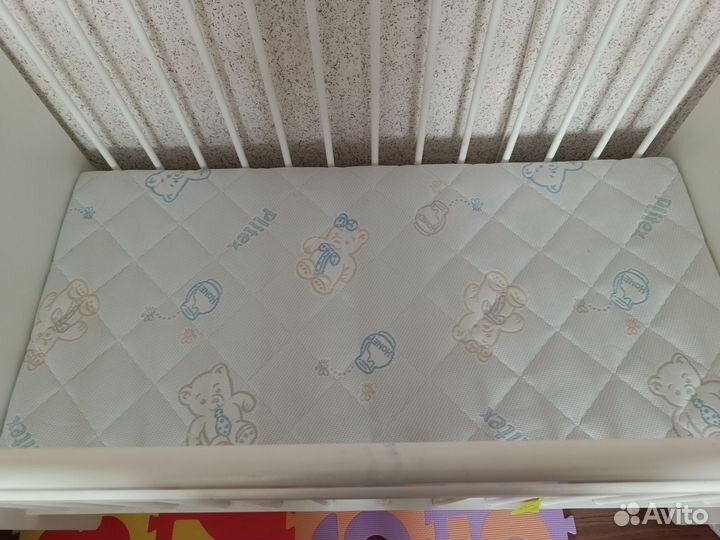 Детская кроватка с маятником и ящиком