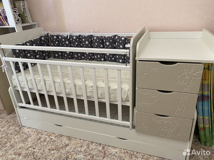 Детская кроватка с маятником