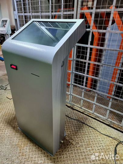 Электронный кассир с приемом наличных 22 дюйма