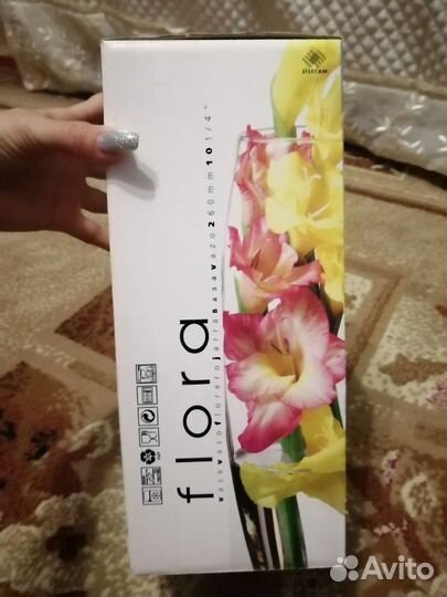 Большая стеклянная ваза