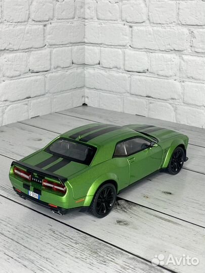 Модель dodge challenger srt 1:24