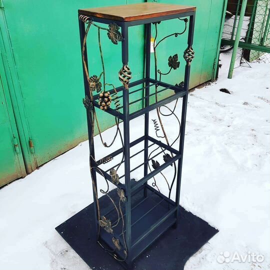 Кованый стеллаж-дровница