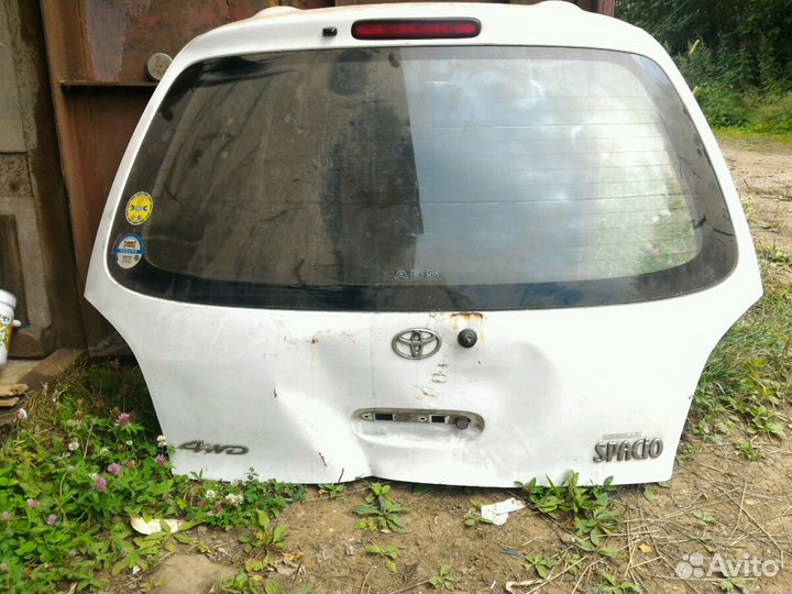 Продам 5 дверь тоета спасио (стекло целое )