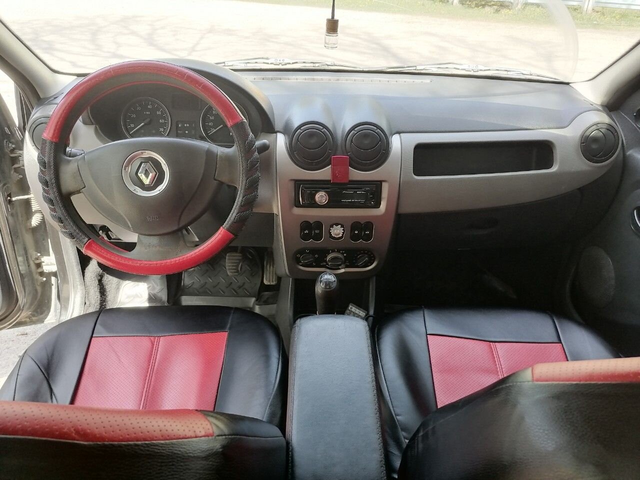 Renault Logan: фото владельца