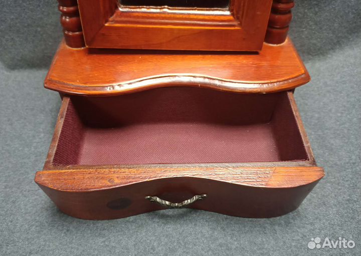 Небольшое настольное зеркало с ящичком