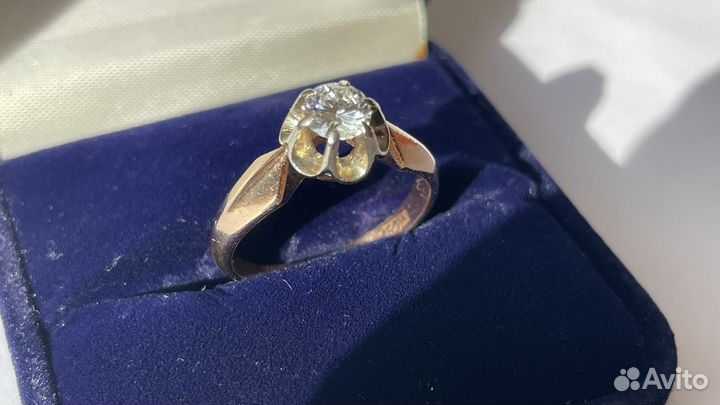 Золотое кольцо с бриллиантом