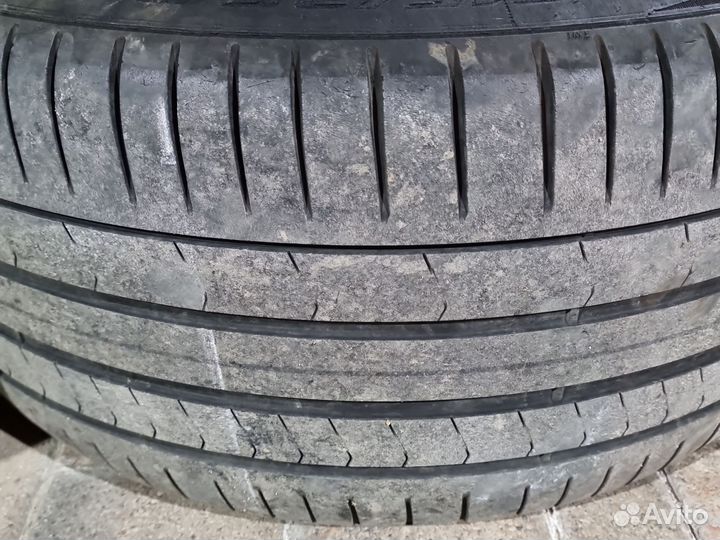 Pirelli P Zero PZ4 275/40 R21 и 315/35 R21