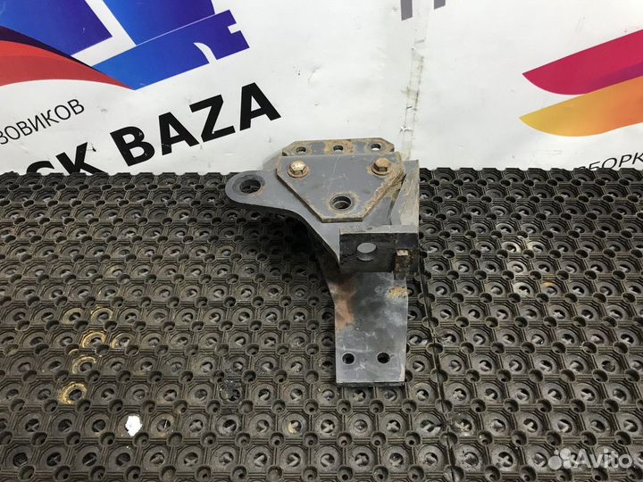 Кронштейн передней рессоры левый Renault Premium