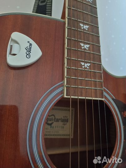 Электроакустичeскaя гитарa