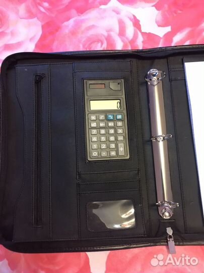 Папка с блокнотом и калькулятором