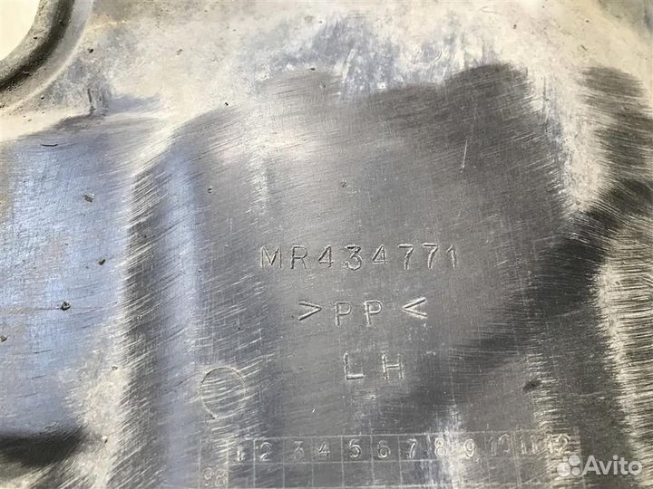 Пыльник двигателя Mitsubishi Lancer 9