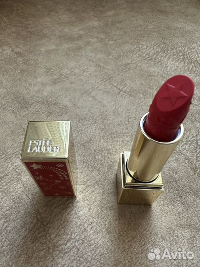 Красная помада Estee Lauder Starlet Red