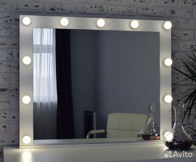 Гримерное зеркало с рабочей поверхностюью