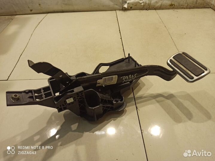 Педаль тормоза (Peugeot 3008)