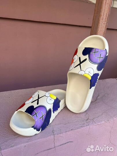 Тапочки adidas yeezy slide x Kaws