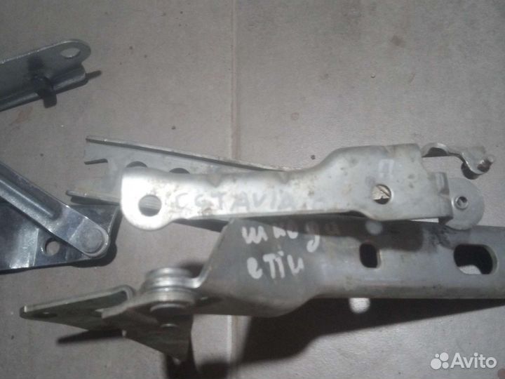 Петля капота Skoda Fabia 99-07, правая,Левая