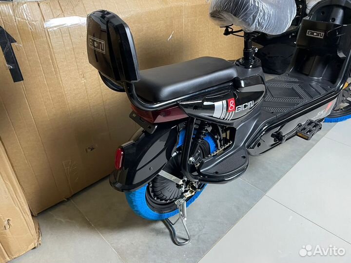 Электроскутер с педалями SC8