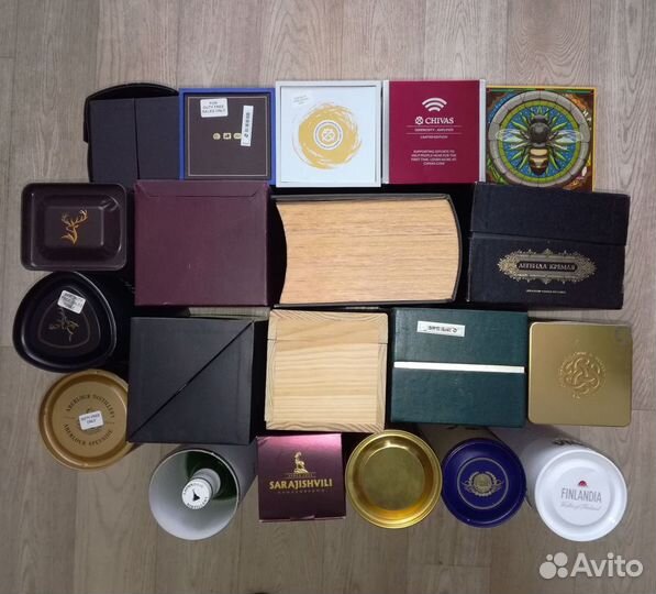 Подарочная упаковка и пустые бутылки от алкоголя