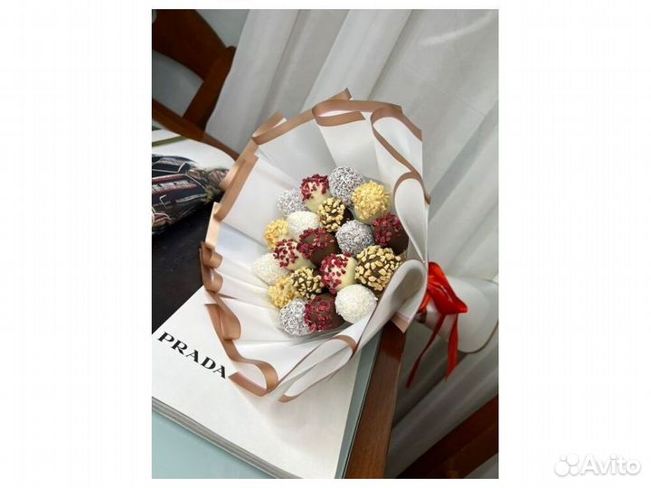 Цветы с клубникой в бельгийском шоколаде KL-2984