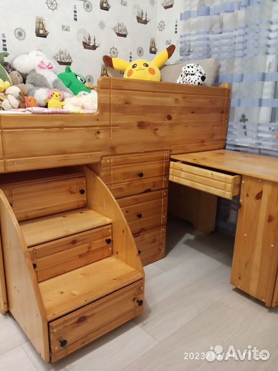Детская кровать со столом, шкафом и матрасом