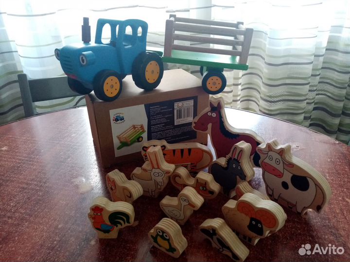 Синий трактор с животными bochart