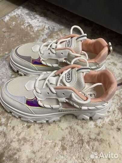 Кроссовки женские