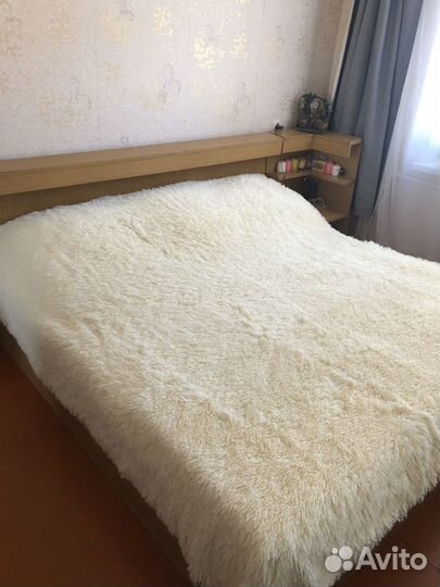 Двухспальная кровать с тумбочкой и ка