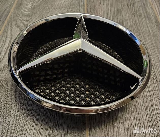 Эмблема Mercedes в решётку