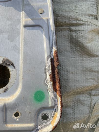 Задний механический стеклоподьемник Skoda Fabia