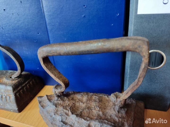 Древний старинный утюг чугунный