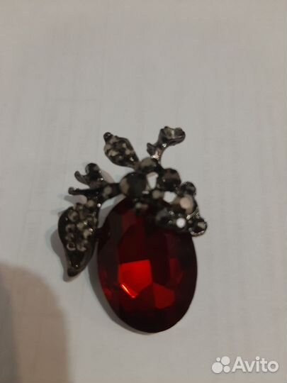 Гранатовая брошь