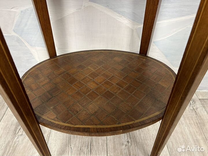 Небольшой антикварный столик