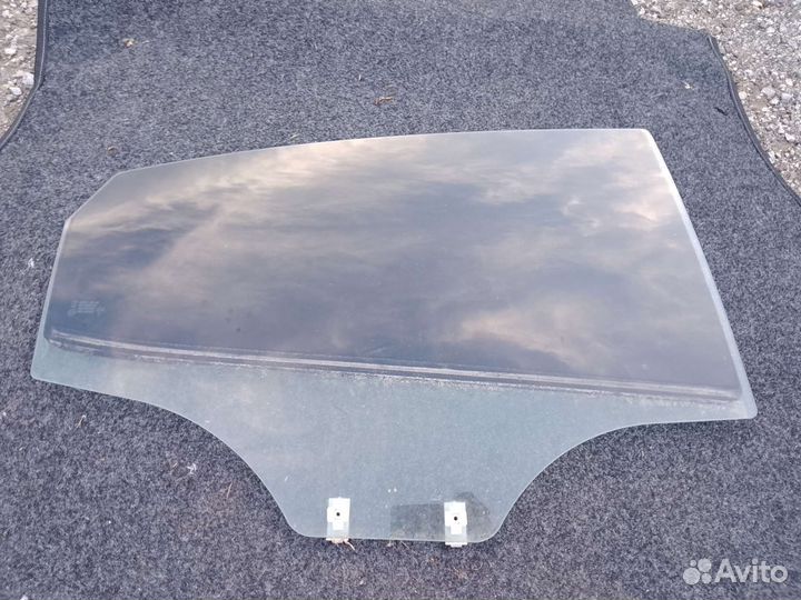 Стекло заднее правое седан Kia Rio 3