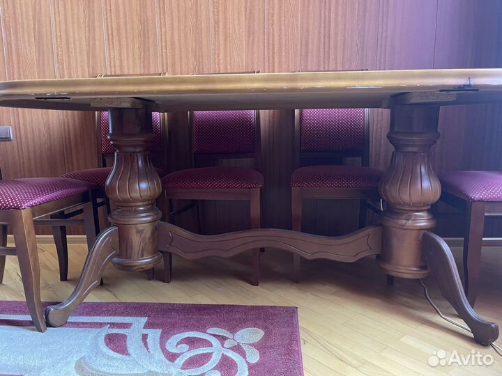 Стол и стулья