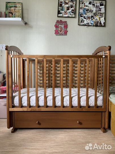 Детская кроватка с маятником