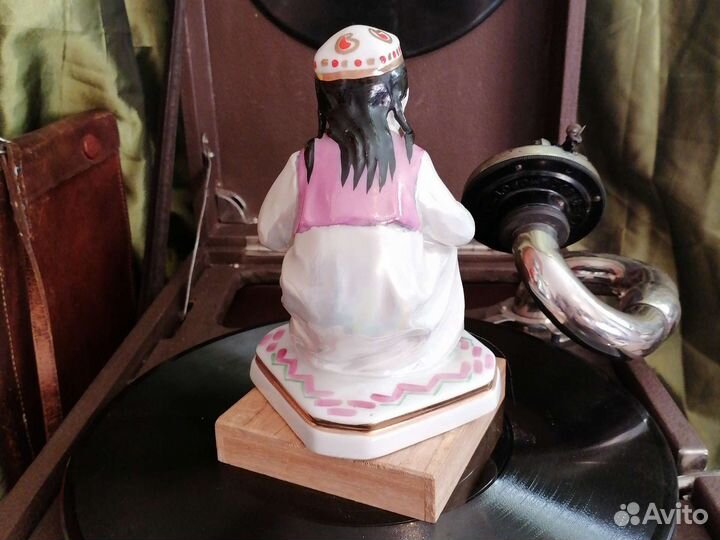 Фарфоровая статуэтка Маленькая хозяйка